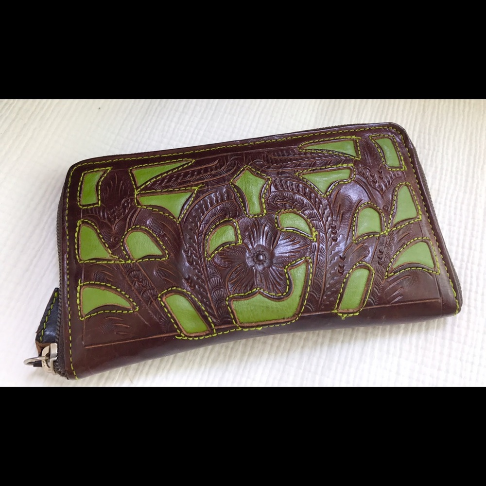 Leaders in Leather Zip Wallet